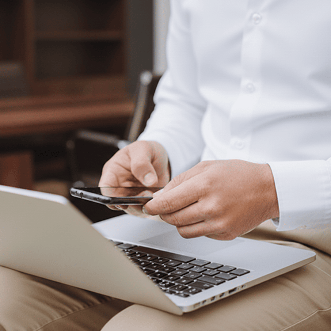 Osoba pracująca na laptopie